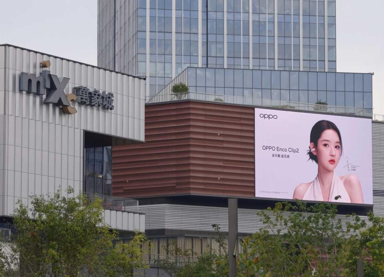 急！谁家女明星这么美啊!
王玉雯和沈月亮相郑东万象城大屏啦，代言OPPO耳机和手