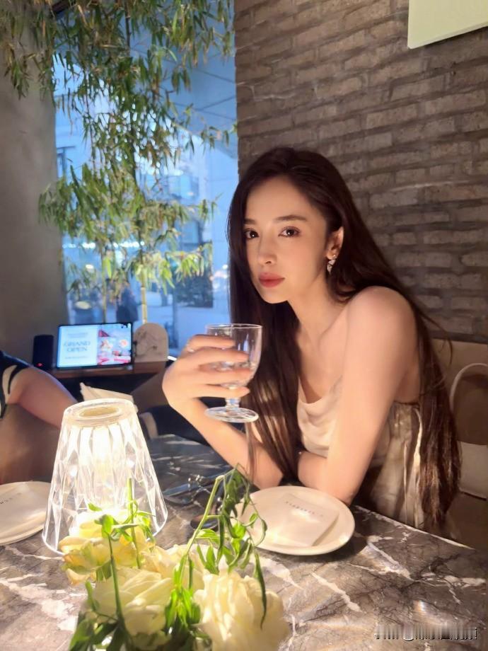 ❤️娜扎私服出镜！
工作间隙记录旅途美好，落日余晖搭配吊带长裙，松弛感十足。街头