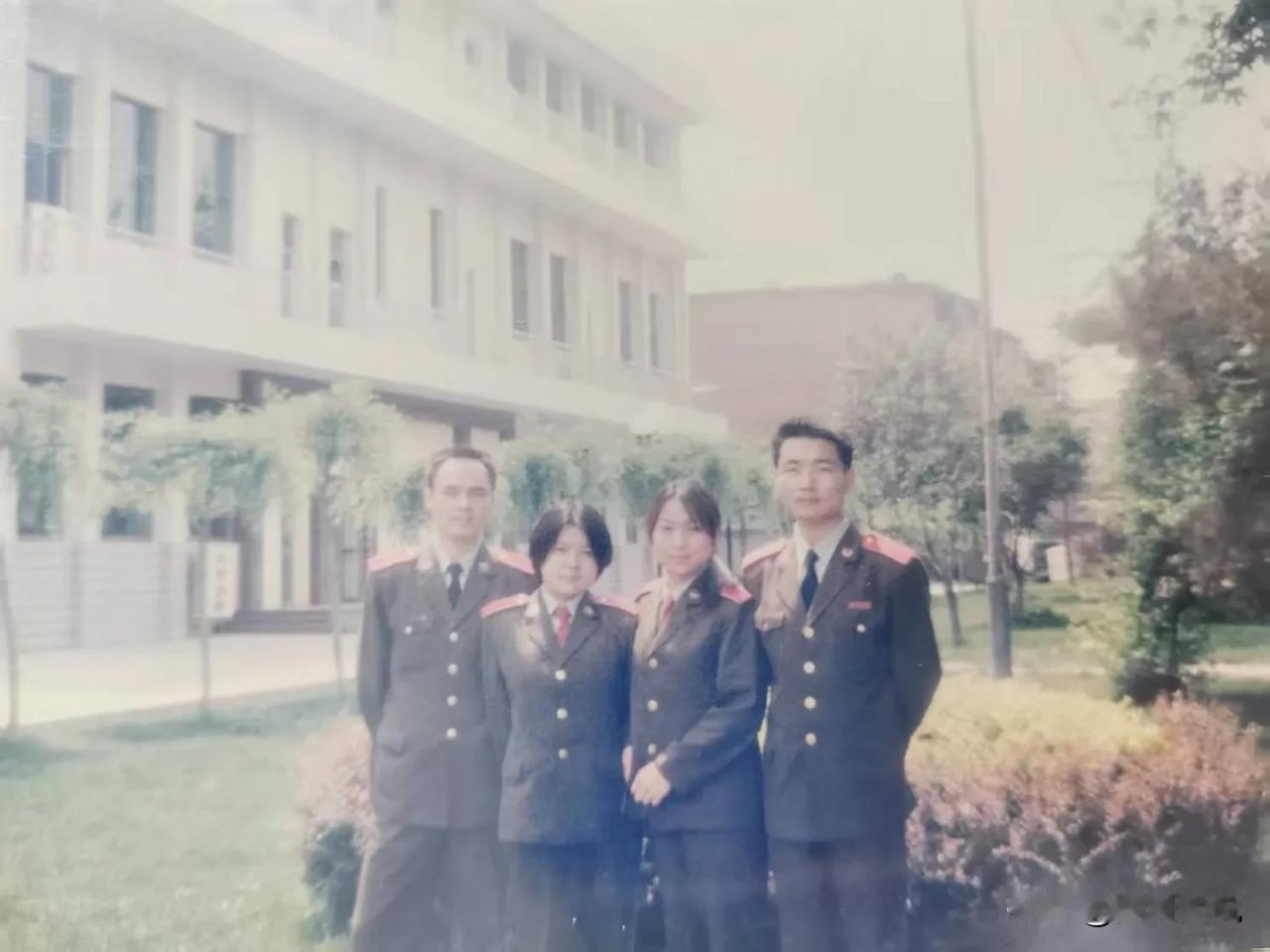 当年也就二十出头，穿过八七式军装，带过这个肩章与同学在校园一角留下了这张珍贵的合