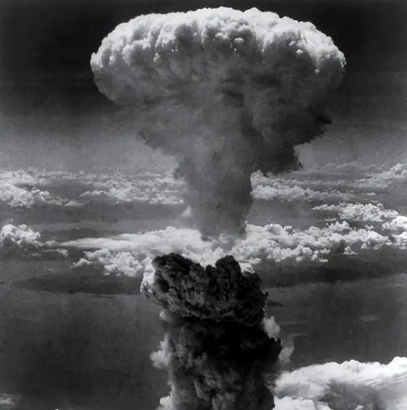 当年美国作为唯一一个拥有核武器的国家，二战后垄断原子弹整整4年，手握降王牌的美国