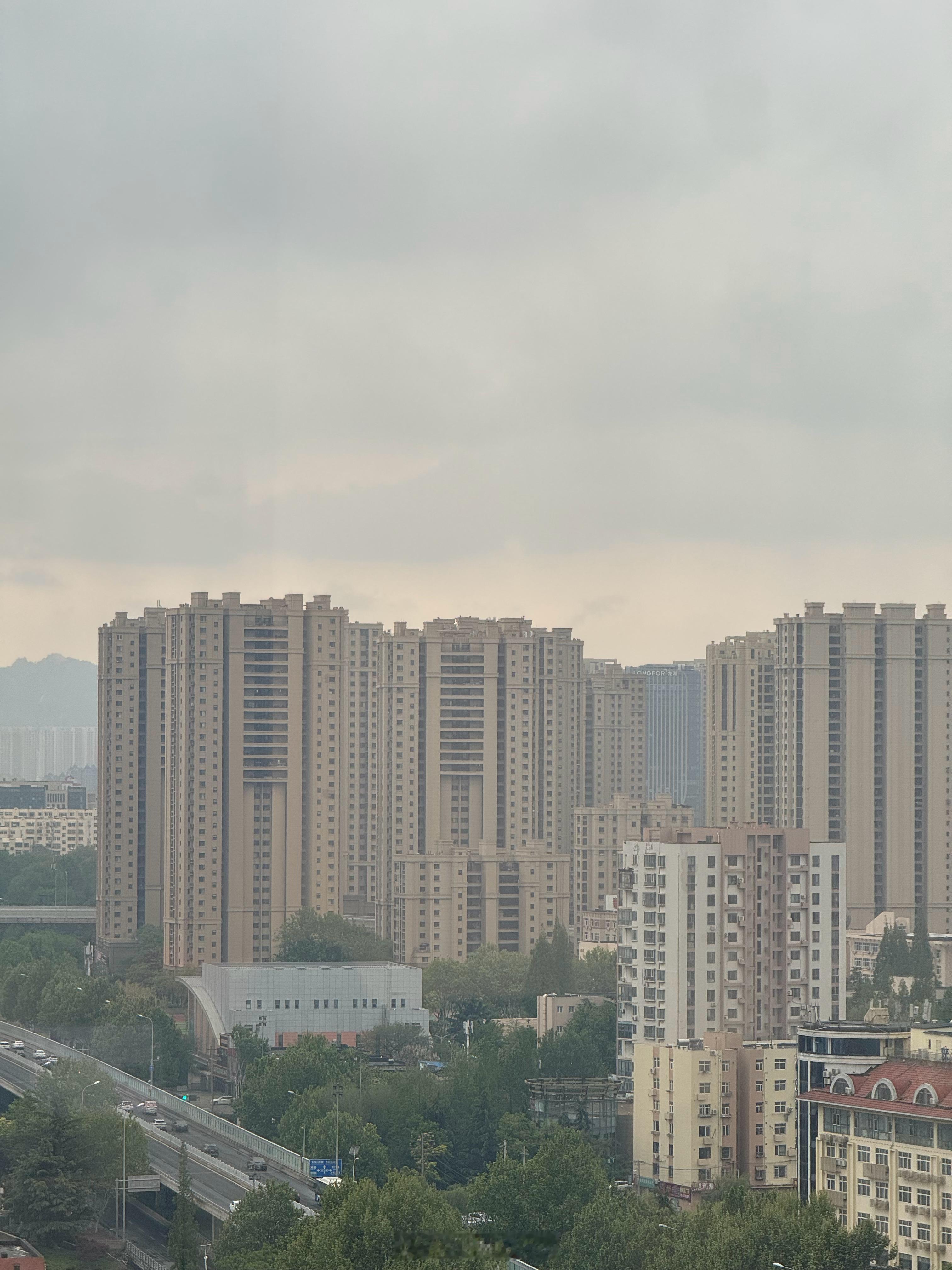 五一结束今天上班第一天，今天青岛的天气就像我今天的心情[淡淡的]。 ​​​