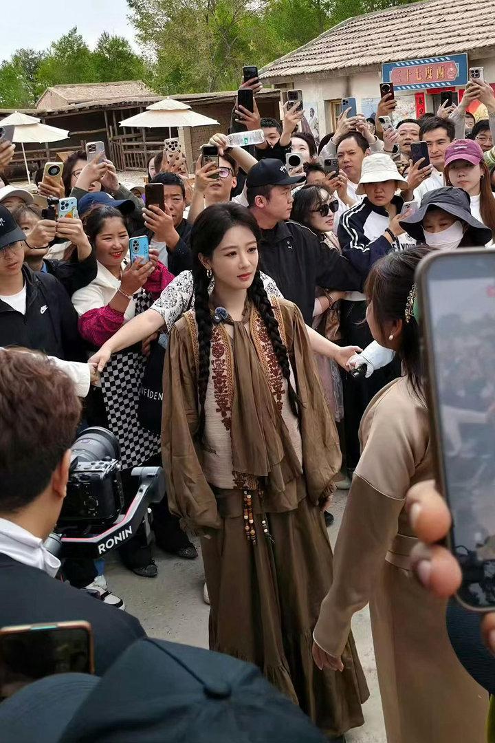 杨紫在青海和冬智巴重聚 这一波售后真的太用心了杨紫和冬智巴在青海的重逢，简直是把