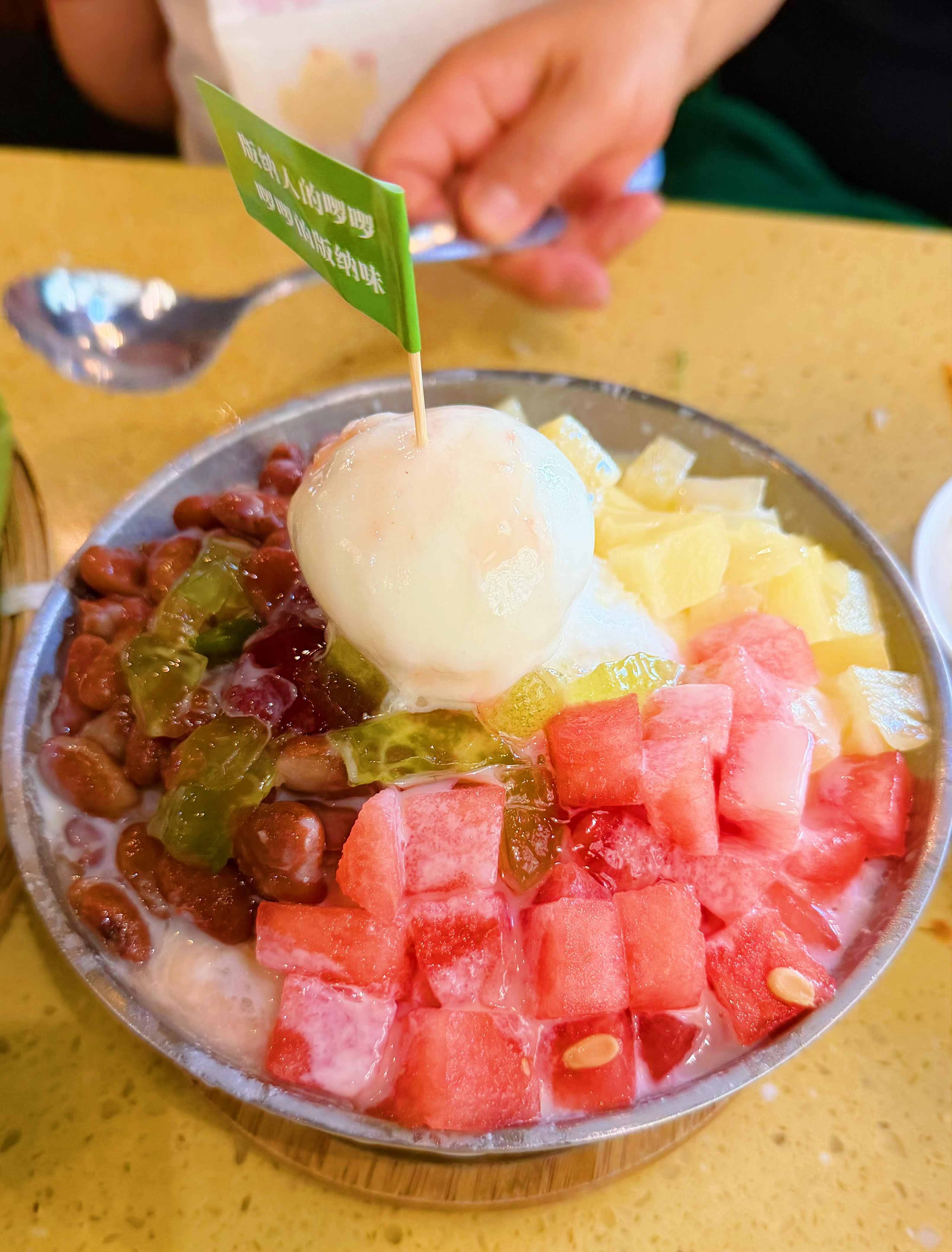 版纳三大冷饮厅之一的啰啰吃个饭，以前总去的老店，云南的冷饮厅是又能吃冷饮冰激凌又