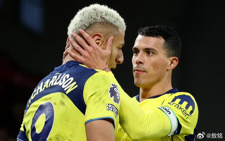 利物浦1比1热刺 主教练的气质就是球队的气质。斯洛特的风格就是软，典型的软蛋。软