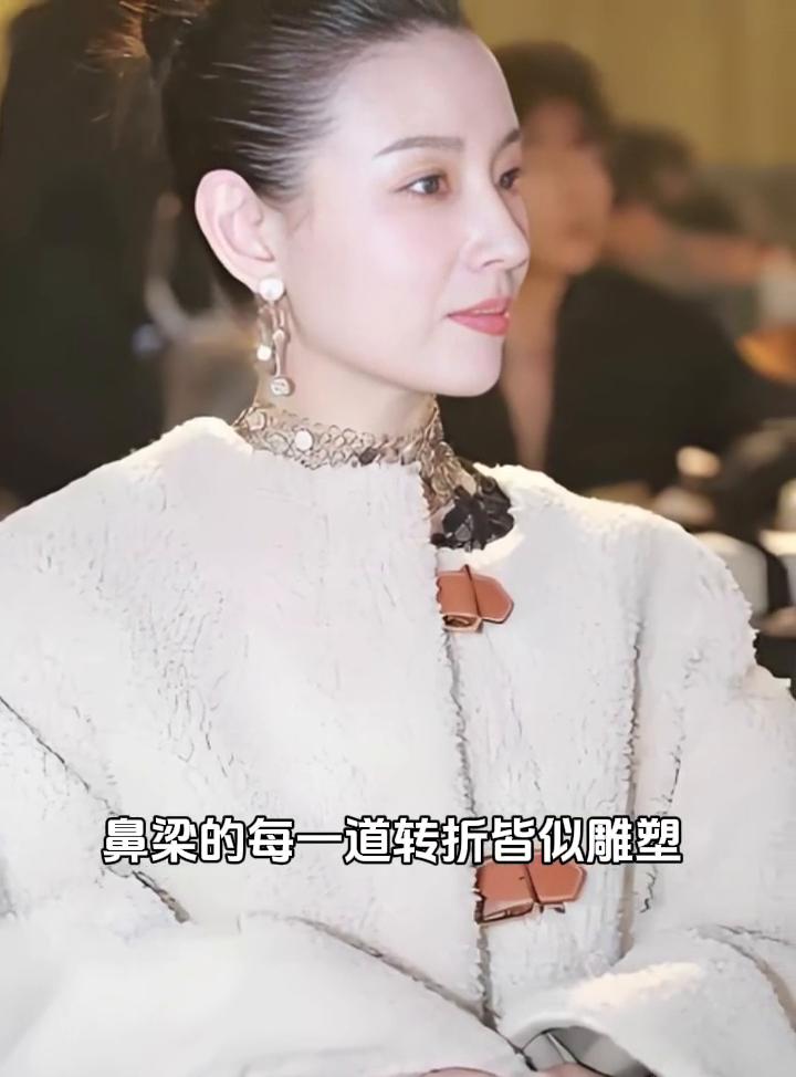 她的侧脸线条专为光影而生，鼻梁的每一道转折皆似雕塑，连见惯倾城之姿的摄影师面对她