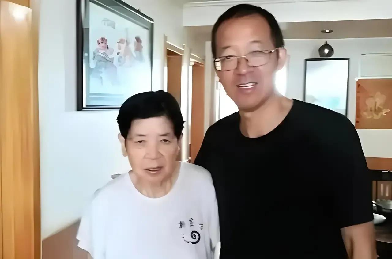 俞敏洪说母亲是一个威望很高的人，村里邻居之间发生纠纷都是由母亲去给调解。

俞敏