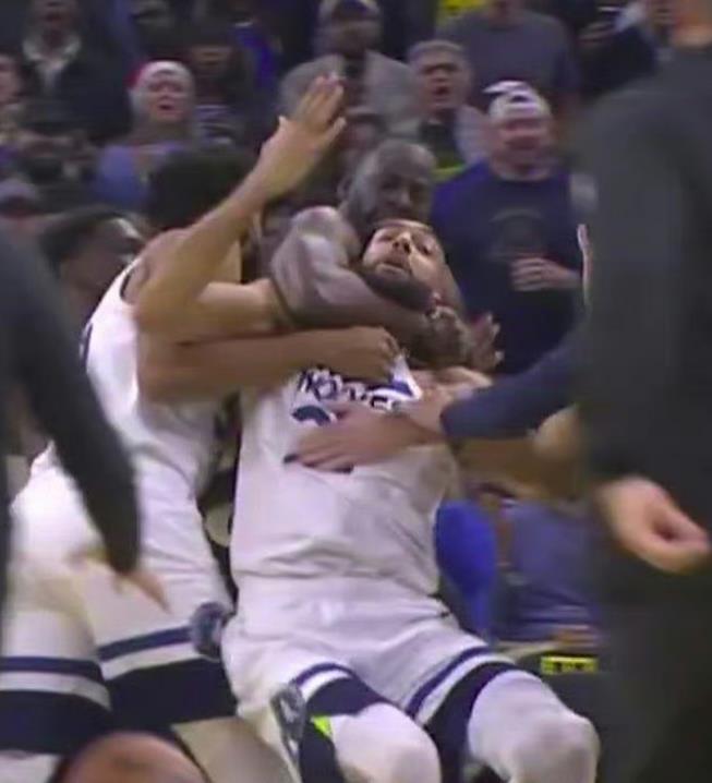 #NBA#在勇士和森林狼的比赛中，追梦格林对上来劝架的戈贝尔进行了锁喉，并且拖行
