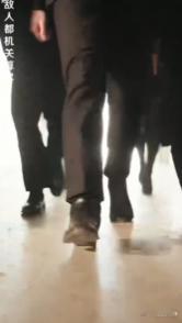 长剧搞PPT转场短剧卷神级运镜 短剧的运镜真的鲨疯了！当长剧还在用生硬的转场时，