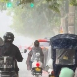 气象局回应西安暴雨最近西安的雨水有点多，出门注意安全。 西安·华严寺
