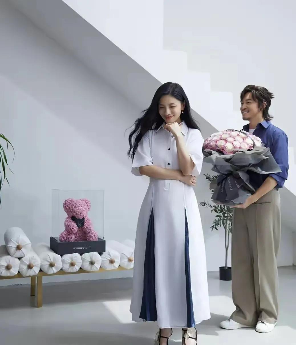 46岁的沙溢，以一抹不羁的长发惊艳亮相，与妻子胡可共舞间，尽显反差萌趣，仿佛时光