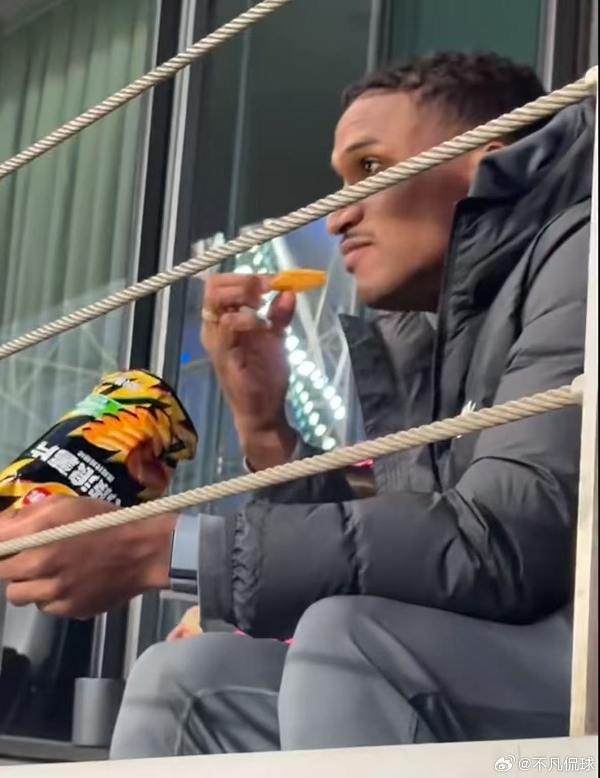 上海申花米内罗美滋滋，看着球，吃着薯片，领着工资！上海申花