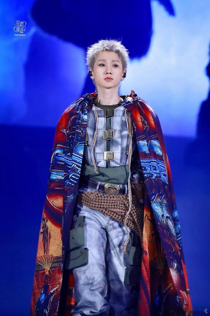 汪苏泷婚纱掉了一块这下真要自己整理裙摆了汪苏泷郑州演唱会这套蓝色裙摆造型美到窒息