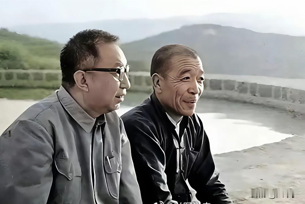 两人看似都像个庄稼汉，是个实诚人，这个朴素的场面只能在毛主席时代才能看到，感人至