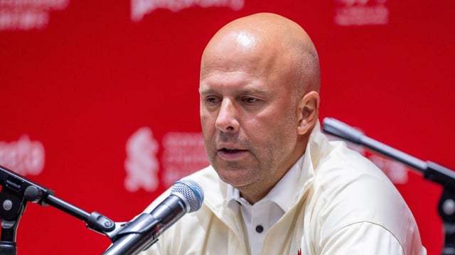 利物浦在输给巴黎后表达了对斯洛特的支持。但是红军球迷好像很不喜欢光头教练。有点奇