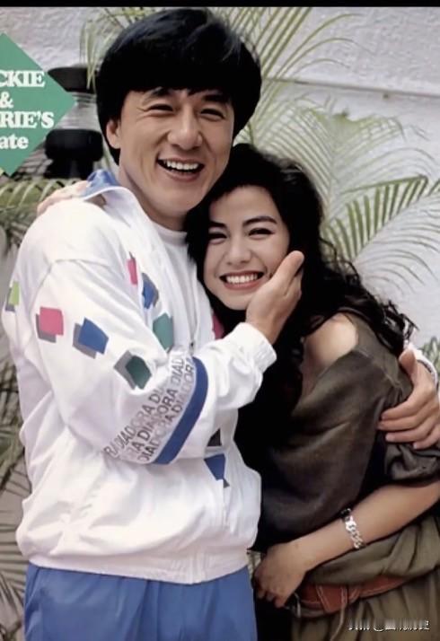 这是成龙的女朋友么？

这张老照片拍摄于80年代，此时的成龙才刚刚三十来岁，还是