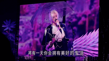 华晨宇撑伞落泪大雨带来意外的浪漫，华晨宇撑伞唱响《花落时相遇》，动情落泪，每一句