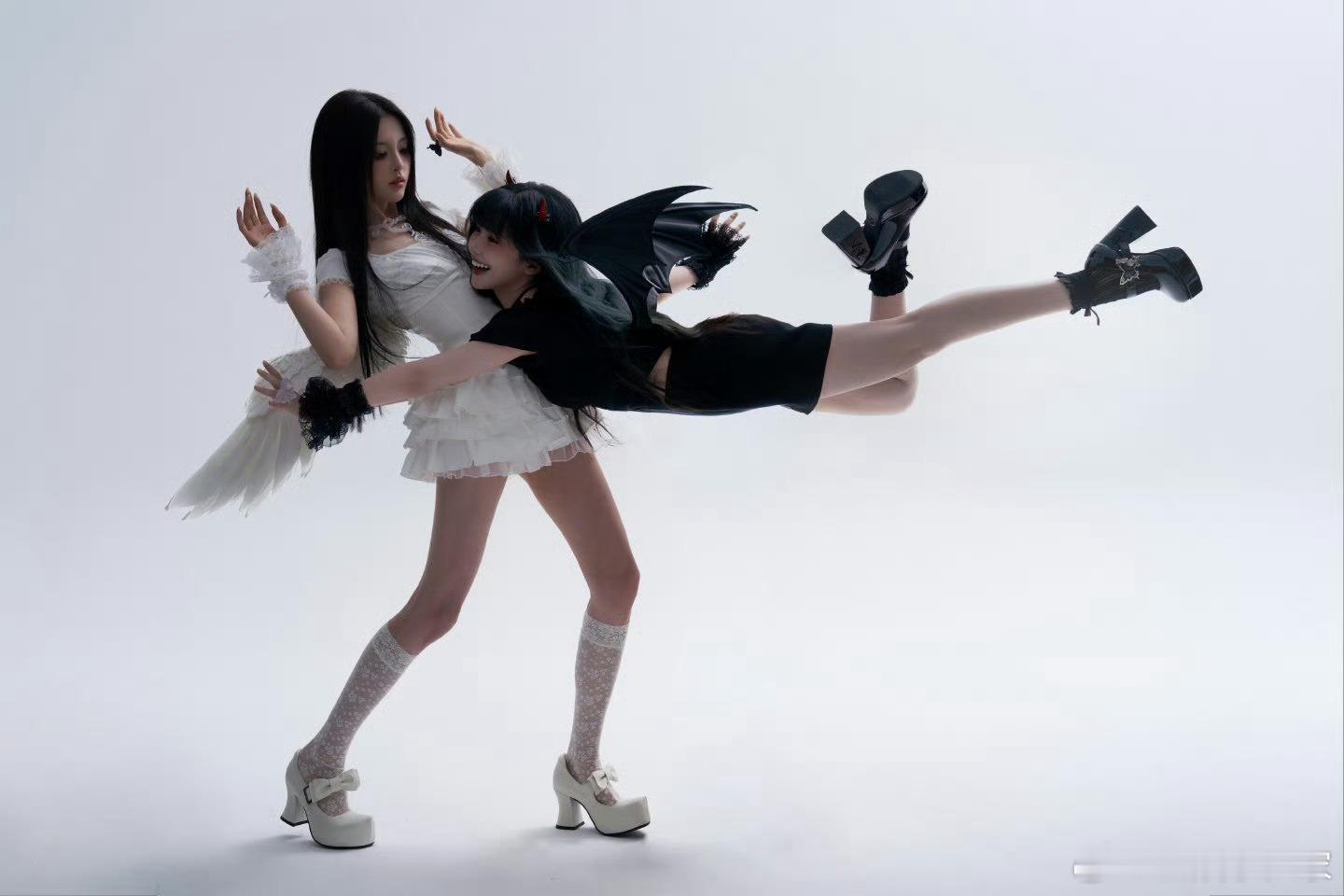 杨超越赖美云同框杨超越赖美云聊啥呢抓拍神仙画面！两个人凑在一起分享小秘密的模样，