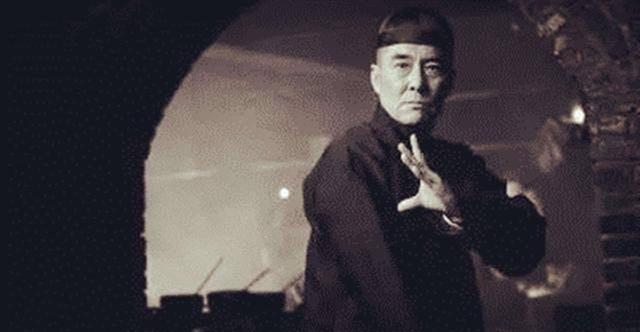 雍正八年的山东青州，一家武馆的饭桌上还飘着米粥香气，筷子碰撞碗碟的声响突然被刺耳