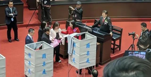 【台媒：韩国瑜当选新任台立法机构负责人】据台媒2月1日报道，台立法机构负责人选举