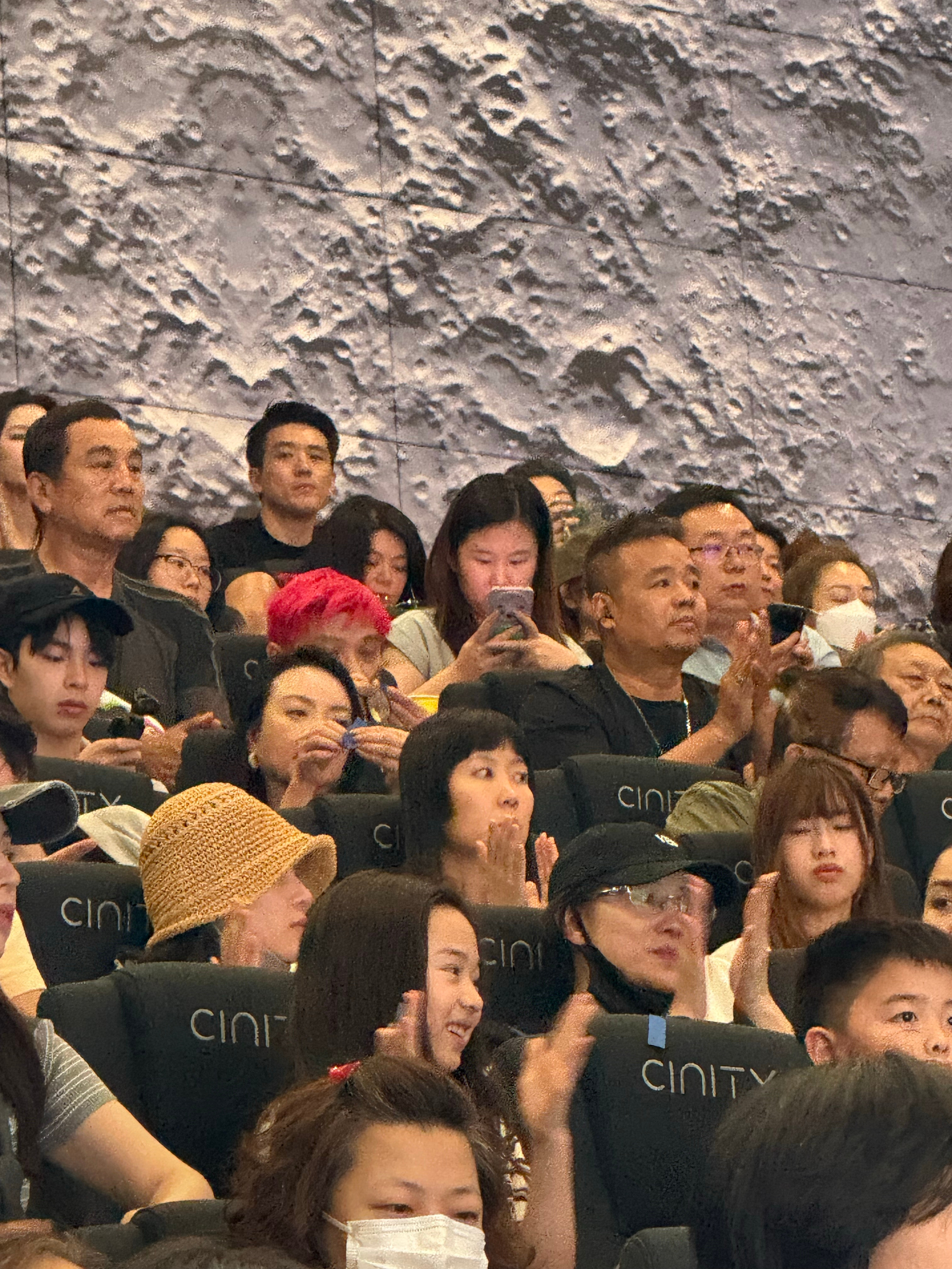 铁梅和小叶结伴来看东极岛首映礼了，好东西含量还在上升。  ​​​