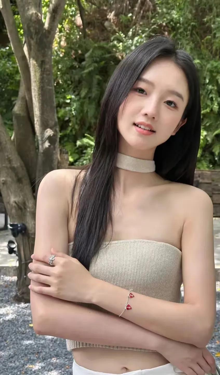 娇小可人，小美女如花初绽，灵动眼眸中闪烁着星辰之光。她以温婉之姿，诠释着少女的纯