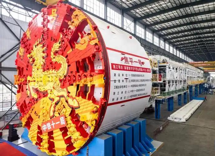 国产“钢铁穿山甲”刷新世界纪录，当盾构机遇上AI与国潮，传统基建如何玩转硬核科技