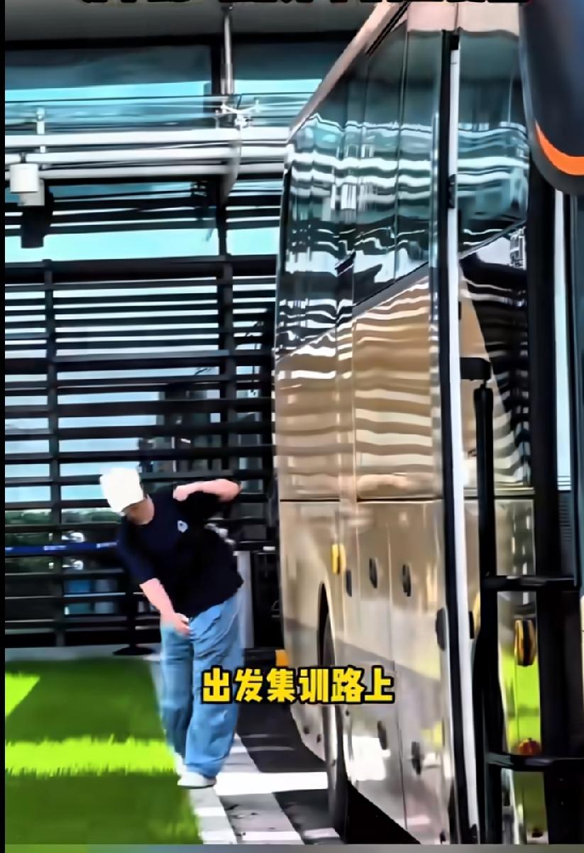 场上大魔王，场下像小朋友🥰
 
上海封训出发路上，被王曼昱这一幕可爱到。
 