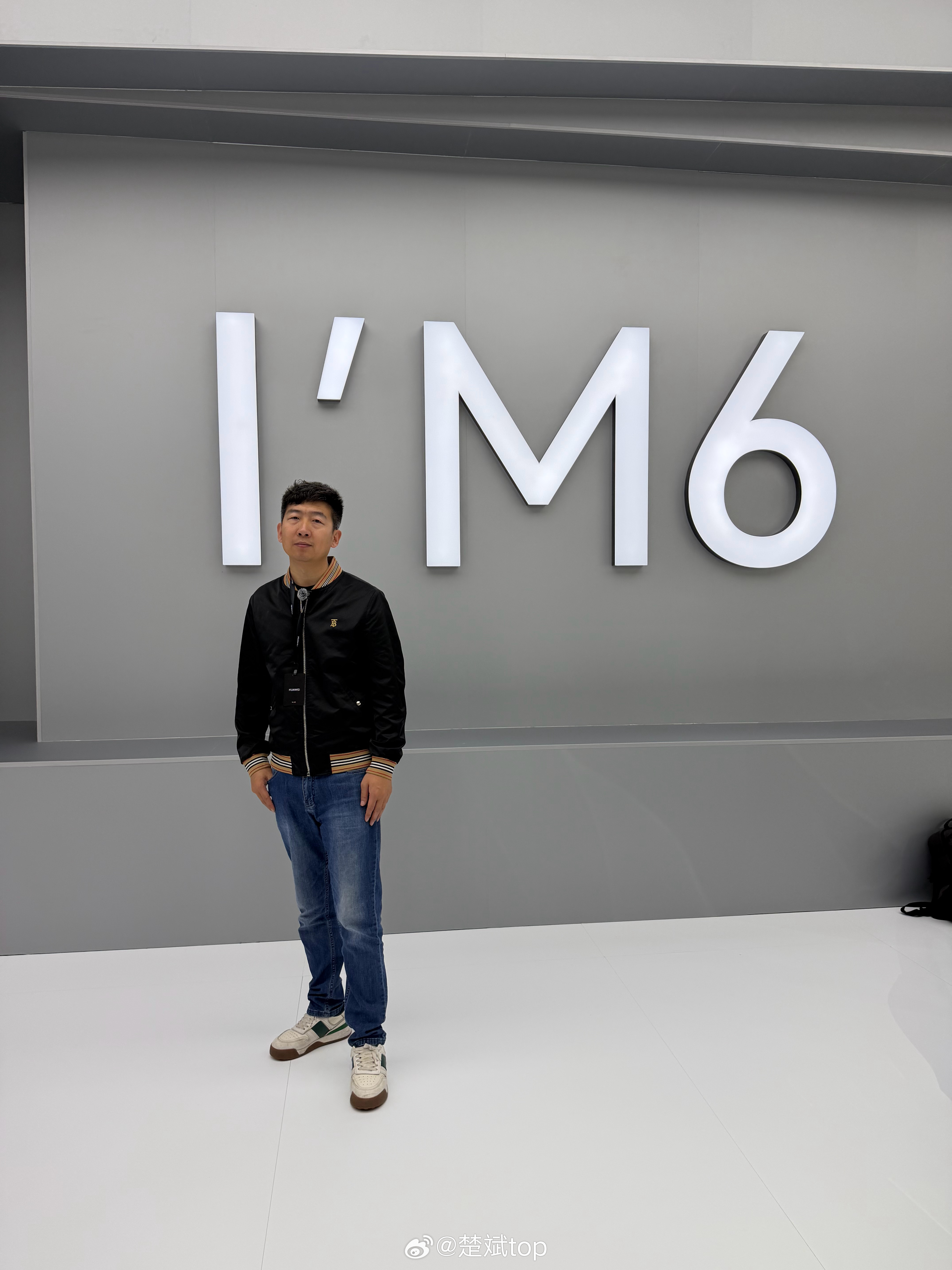 出发林芝，去试驾问界M6，今天的登机口也是M6，这不巧了吗