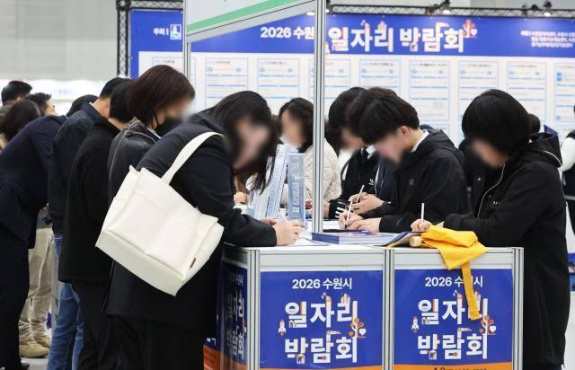 半导体繁荣与青年就业灾难在韩国同时上演。经济增长预期上调至3%，青年就业率却连续