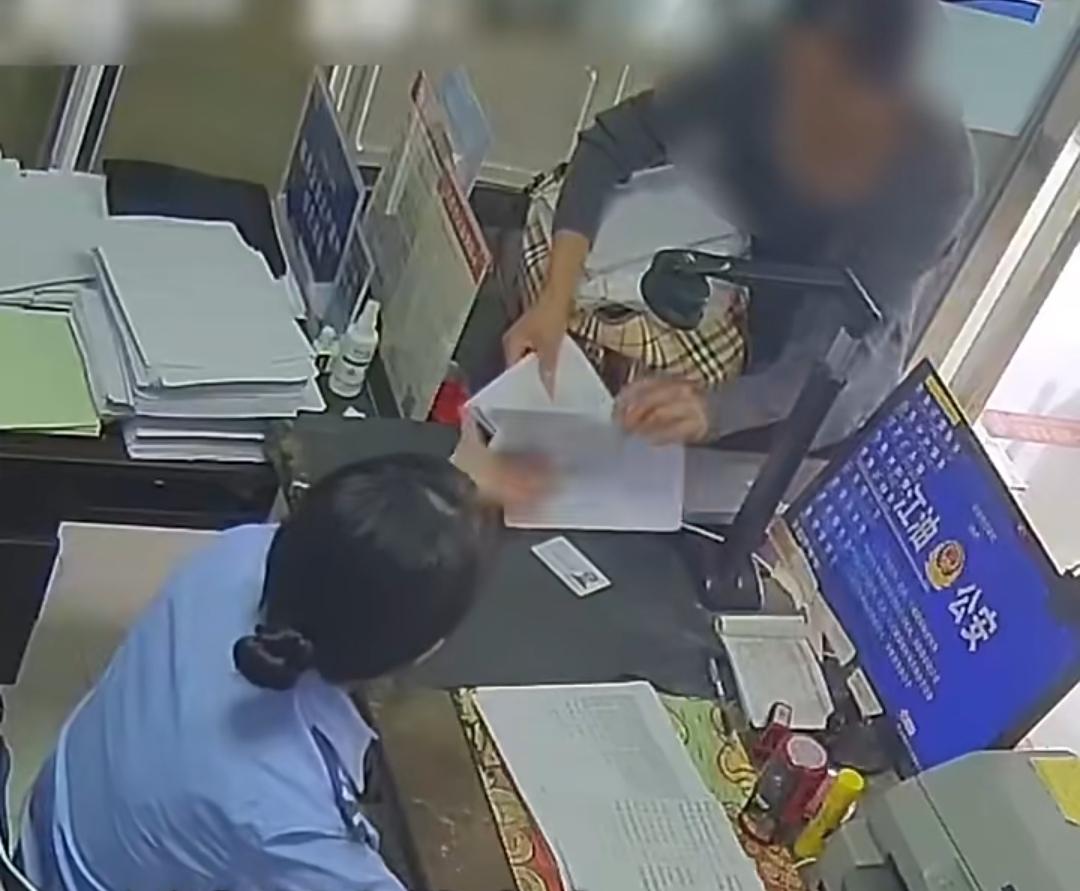 母亲含泪为亡子销户，辅警温柔拥抱抚慰伤痛
 
9月7日，四川江油派出所户籍室里，