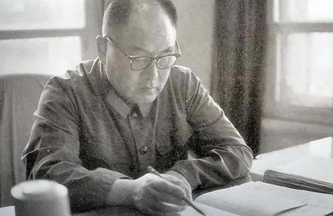 1973年李德生当选中共中央副主席，职位已高于陈锡联时，他依然对陈锡联执礼甚恭，