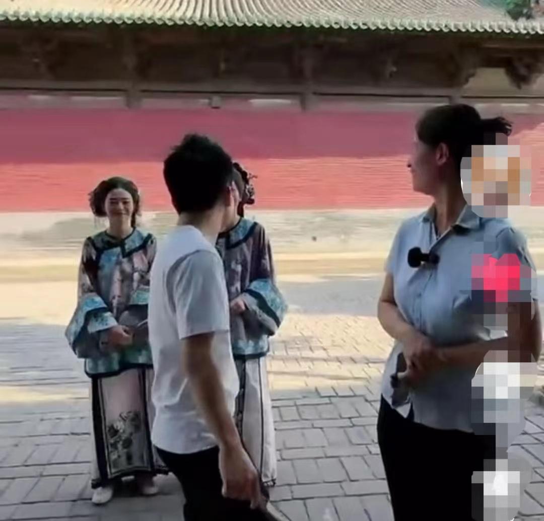 笑死了！昨天，董宇辉和盼盼参观双林寺，走到一个庙前，抬头一看，发现匾上写着“娘娘