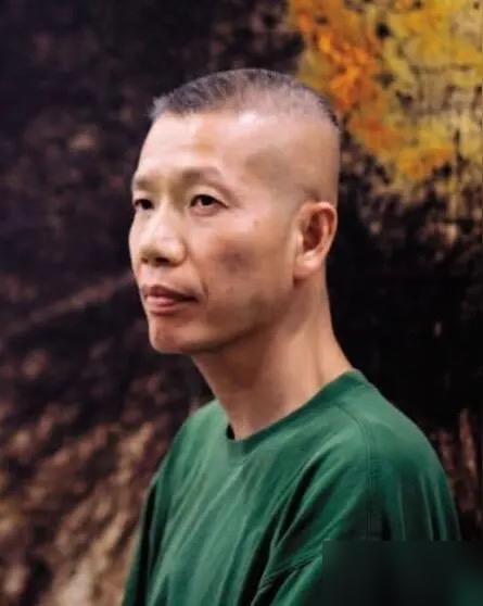 始祖鸟此刻的心情，
估计比吃了苍蝇还难受，
无论如何也想不到，蔡国强留了一地的鸡