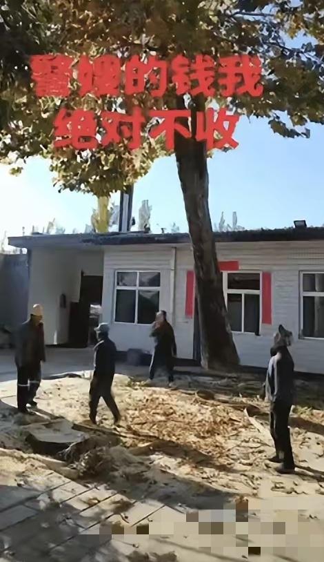 谁能想到，
山东吊车师傅到手的800块工钱，
会因为一面墙的照片果断拒收？
这哪