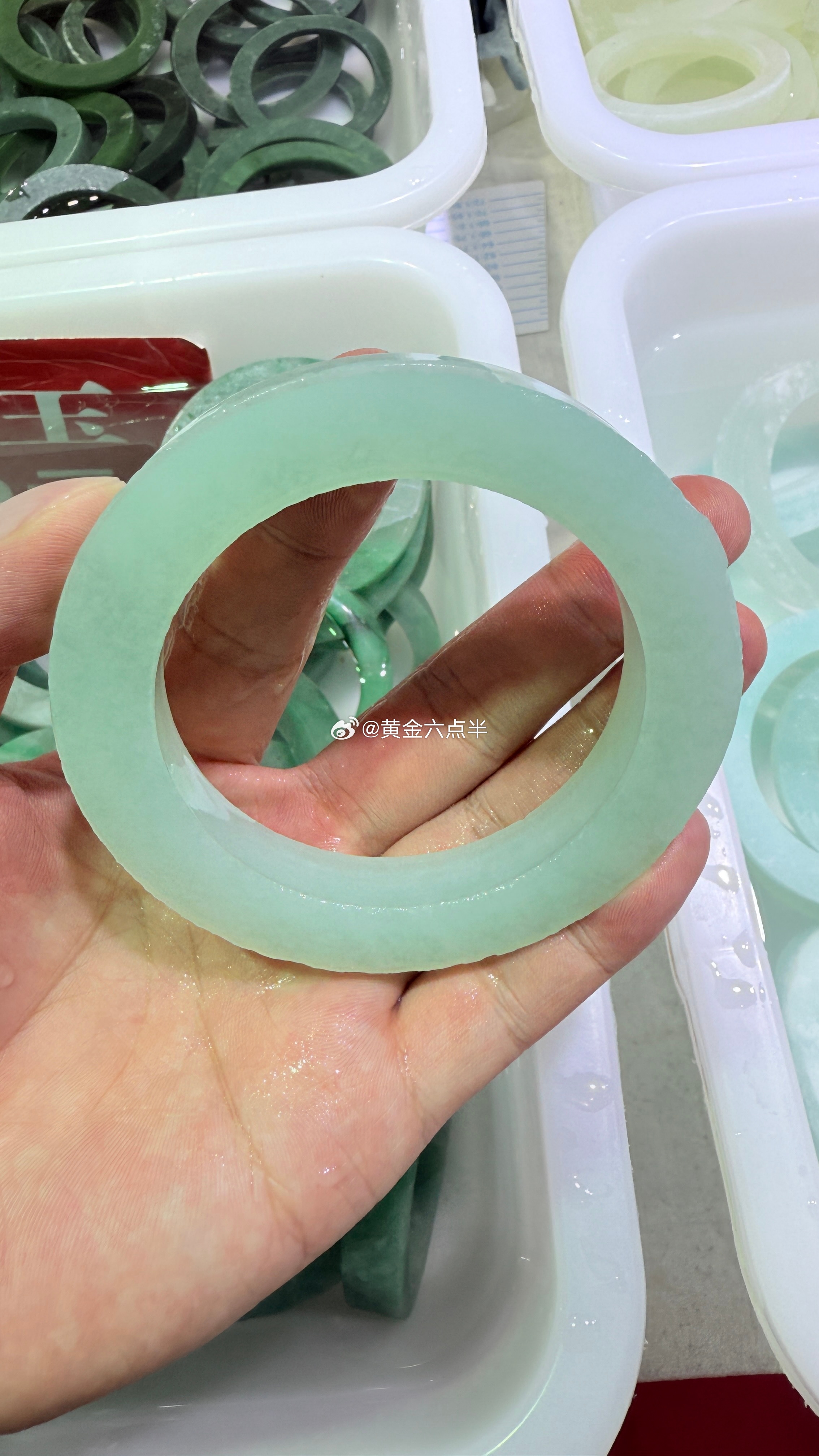 兄弟们周末愉快，今天不研究黄金研究玉，大家估算一下这块原石手镯值多少钱？翡翠原石