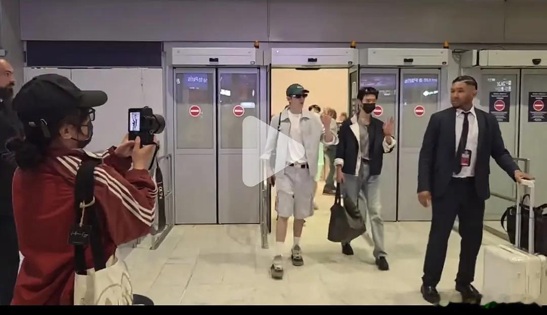 邓为和陈哲远两位帅哥同框了，坐同航班把抵巴黎。 