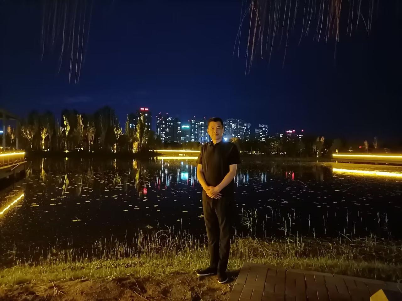鹧鸪天：闲吟

文/原点

皆是天涯沦落人，何来烦恼向红尘。

东风尚有怜花意，