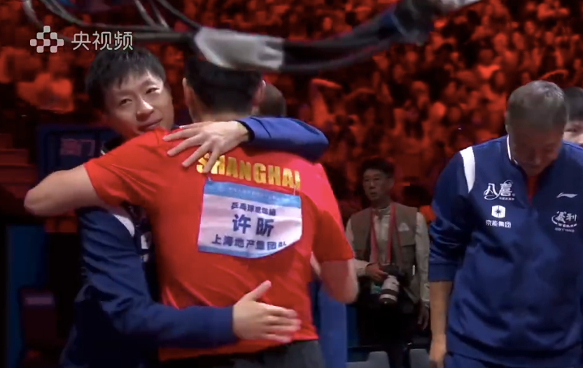 今后赛场上还能看到“龙蟒”吗？在第十五届男团决赛结束之后，许昕与马龙拥抱。两人携