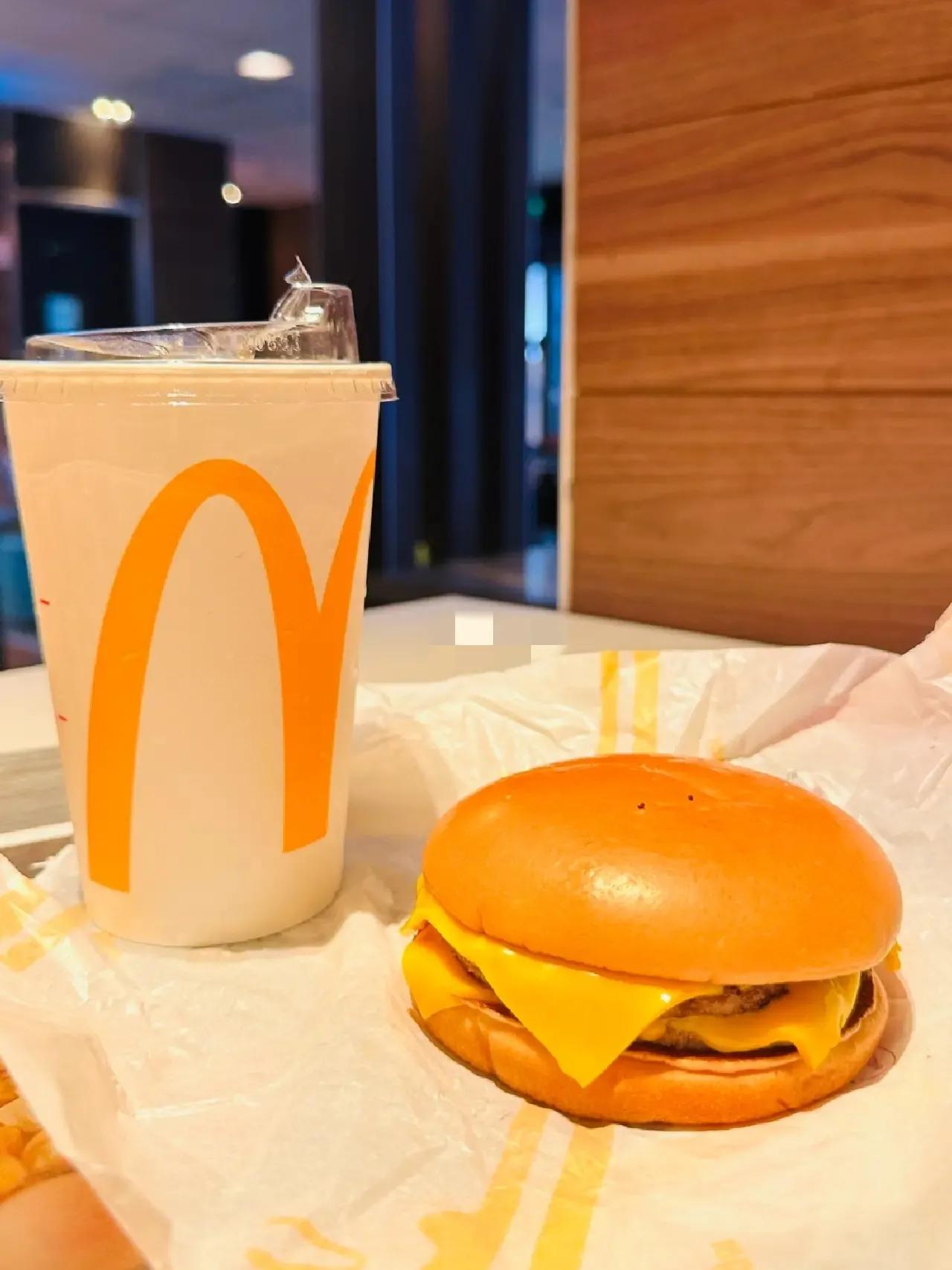 一觉醒来
爱吃汉堡的人天塌了！
麦当劳又偷偷涨价了！虽然涨幅不大，但快乐少了呀！