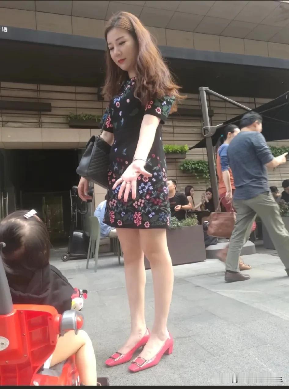 那一伸手的风情，惊艳了整个马路！[灵光一闪]