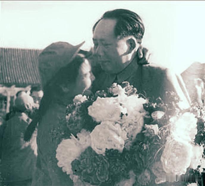 1952年5月23日，毛主席在中南海怀仁堂接见中国人民志愿军归国代表团时，年仅1