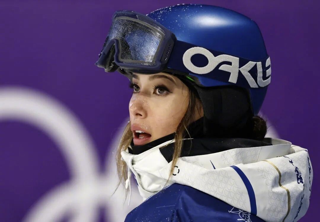 #谷爱凌质疑国际雪联赛程安排#【#谷爱凌吐槽赛程不公#：大跳台决赛撞车U池训练，