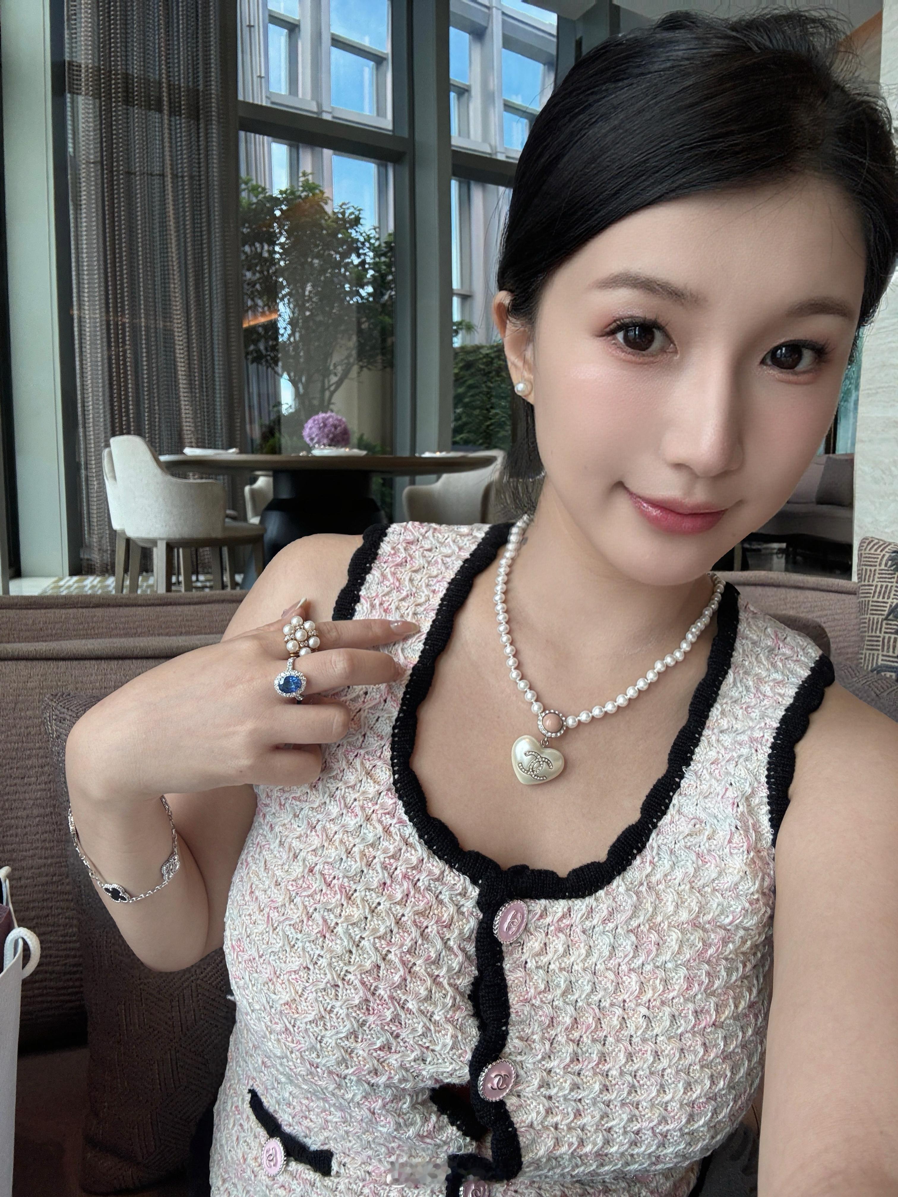 现在卖珠宝懒得发广告，不是我发什么广告卖什么，是我带什么卖什么，神仙客户们都很支