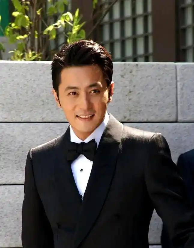 成功塑造窦骁式神颜、老实人及宠妻人设的张东健，如今却成了韩流崩塌一哥，外号“短信