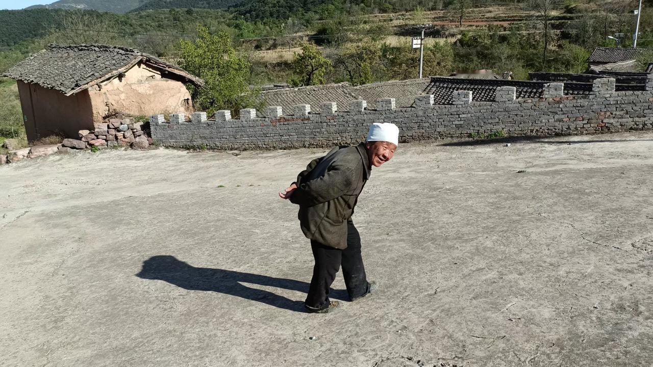 大娘隐居的村庄是山西黎城县洪井镇的鸽子峧村。抗战时期，鸽子峧曾是抗战建国学院的所