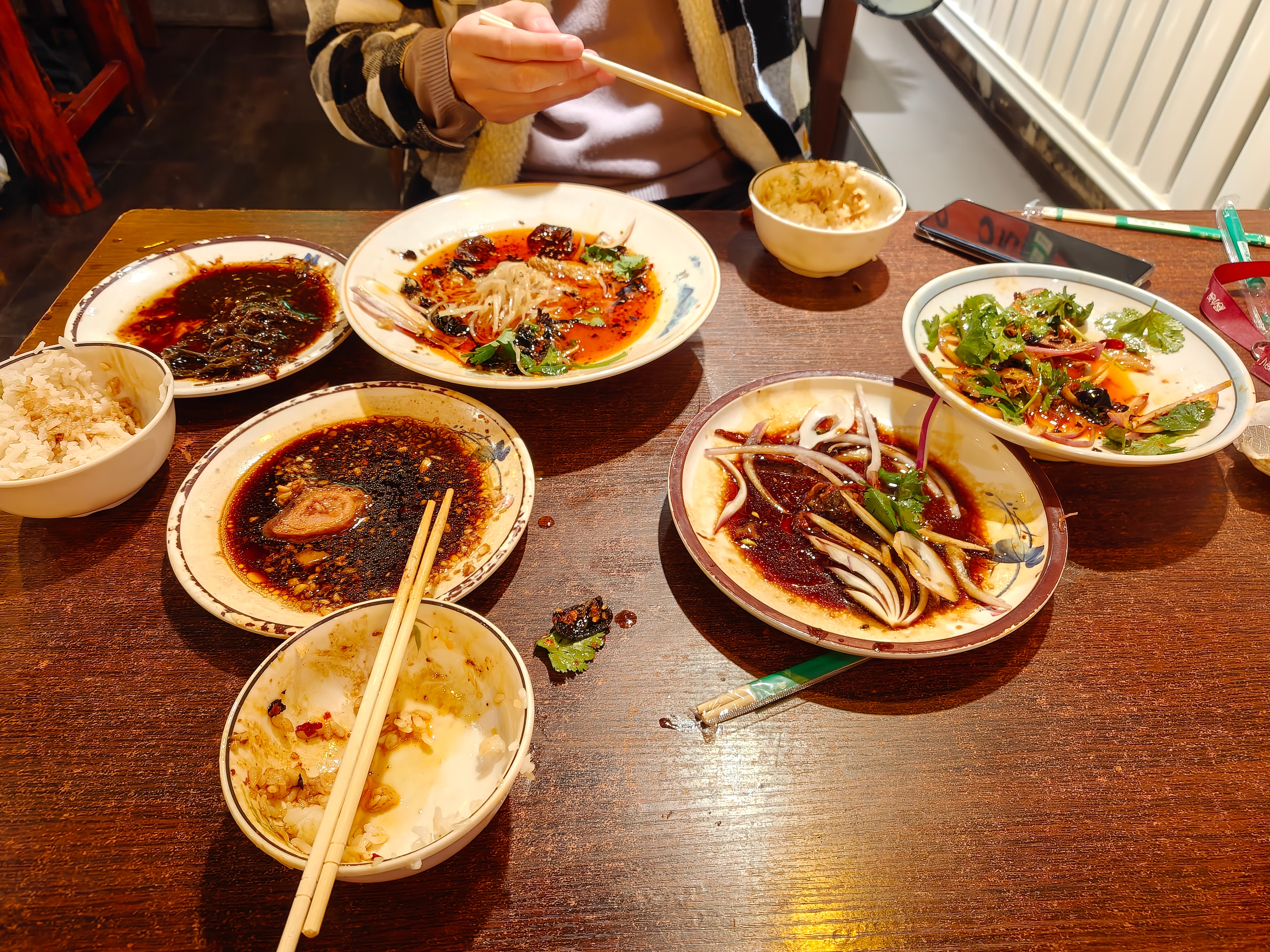 东北的饭店就是这么霸气两个人，5个菜，4荤1素消费:74元！！！！！我嘴里忙叨的