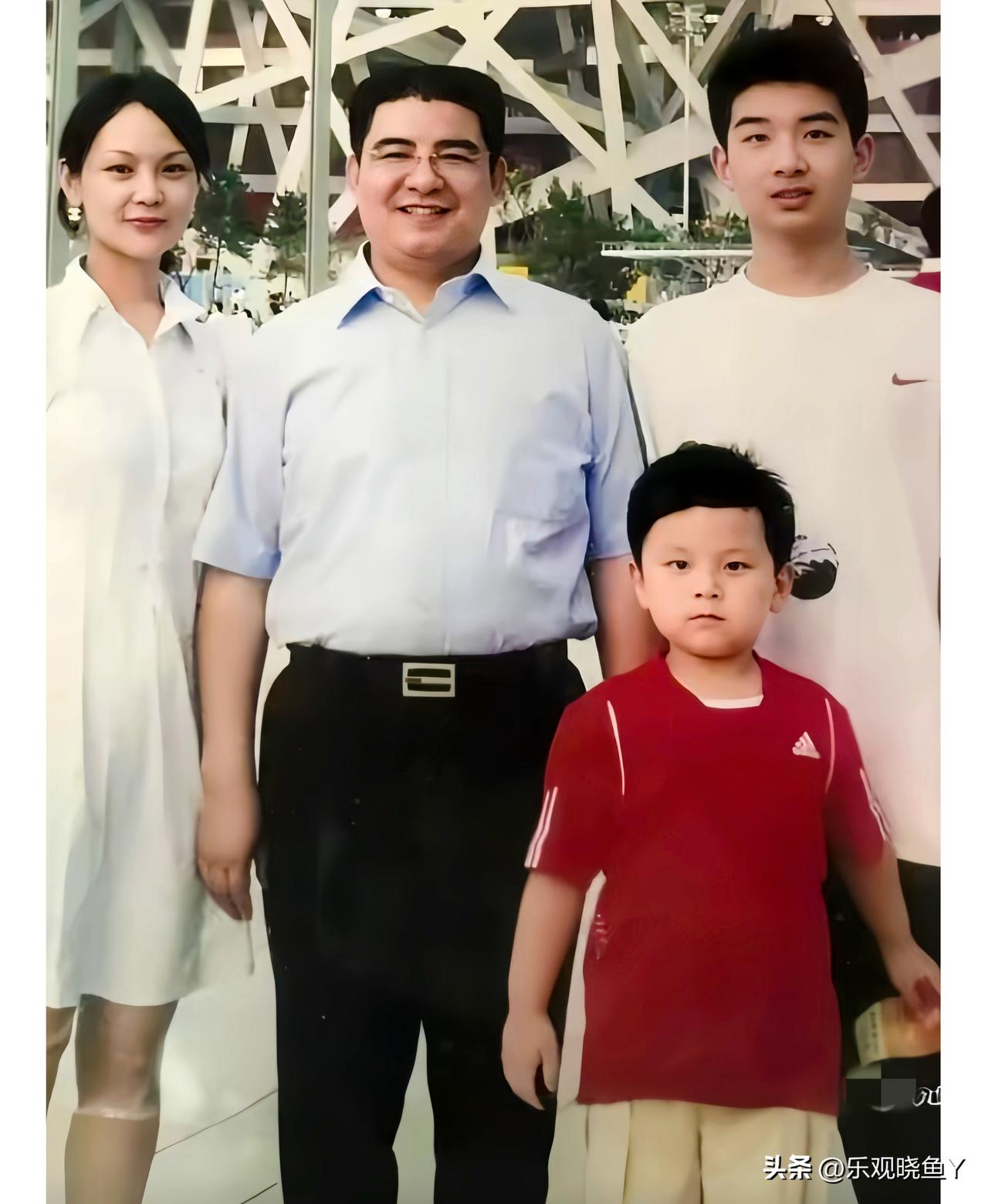 这是早年陈光标与妻子张婷和大儿子陈环境及小儿子陈环保在北京的一张合影。他的妻子美