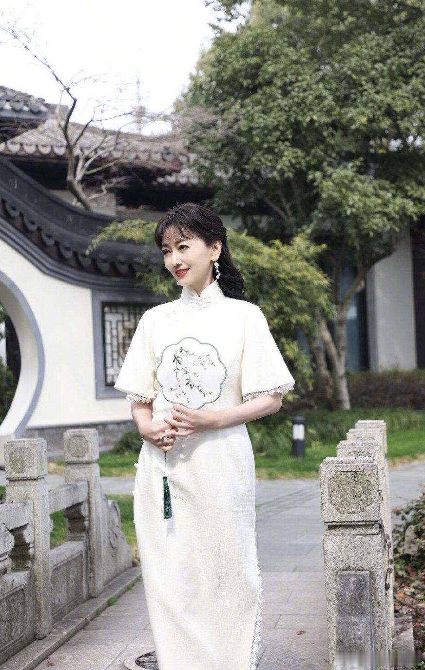 赵雅芝把非遗穿在了身上 哇塞！赵雅芝这身非遗造型绝了！裙子简约，上衣惊艳，新中式