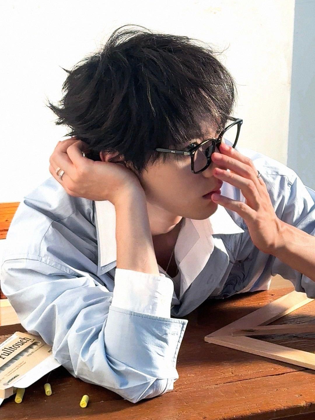 周翊然差点不会说重庆话了周翊然听到校草的反应周翊然直播状态太绝了！白衬衫配黑框眼