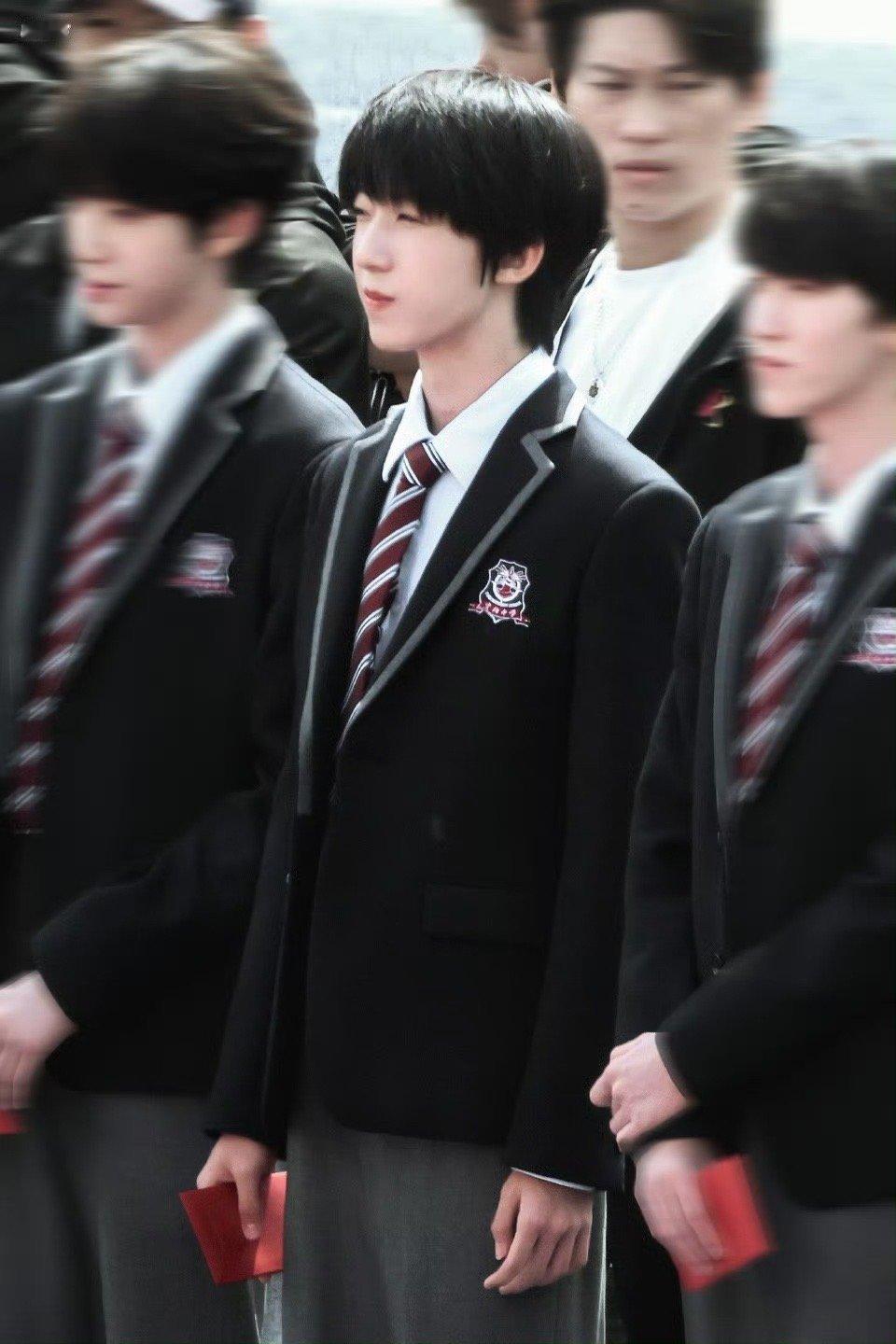 杨博文站在那就是氛围感，昨天的证件照也很惊艳杨博文周扬我们的少年时代2开机日